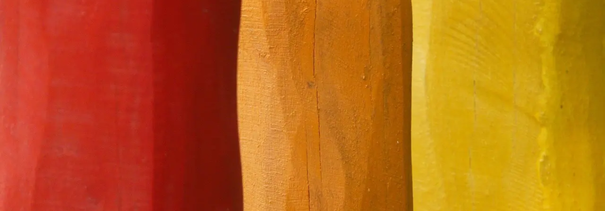 6 måder at dæmpe rumklang i stuen på