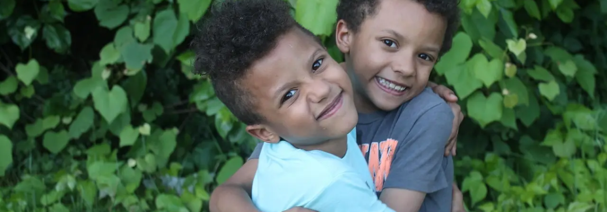 9 sætninger, der dæmper søskendekonflikter