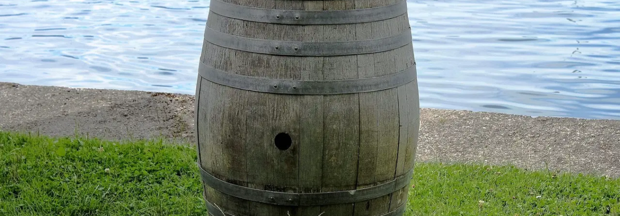 Sådan bygger du en udendørs plantekasse af en gammel vintønde